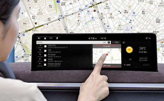 현대·기아차 내비게이션에서 백년가게를 검색했을 때의 검색 결과 화면과 지도상에 표기된 백년가게 모습.  <현대자동차 제공>